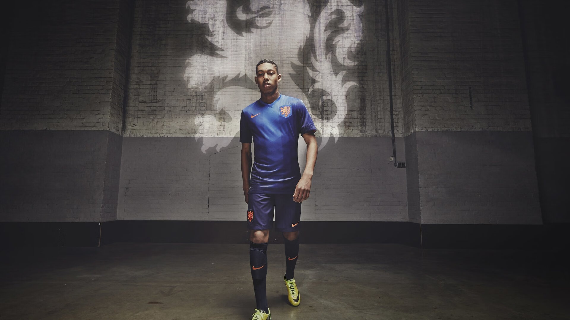 亚洲风暴席卷欧洲，德甲争冠焦点战与日本掀翻那不勒斯的双重震撼