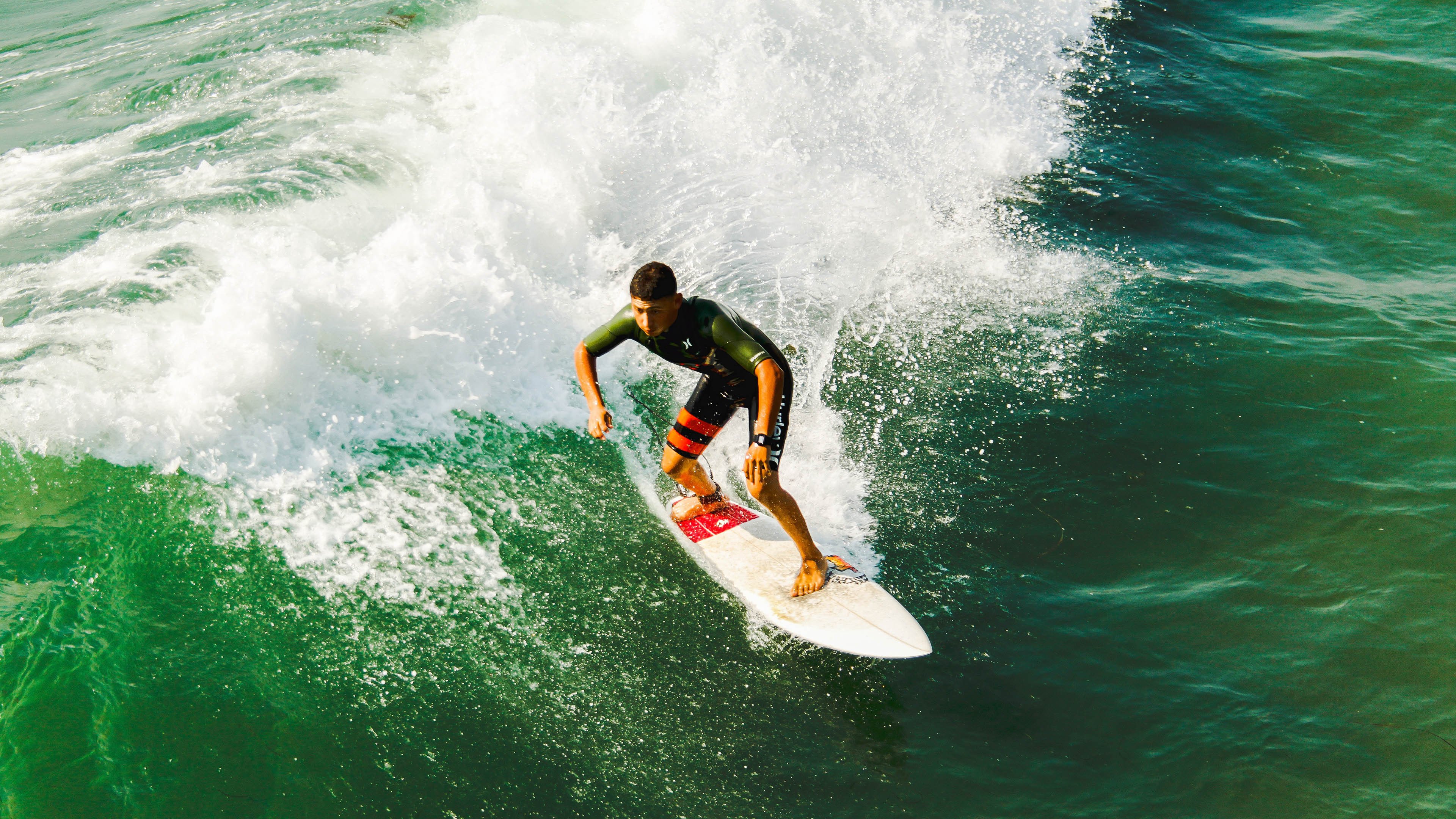 熊猫直播tv-英超争冠焦点战与上海队横扫骑士，体育世界的平行交响